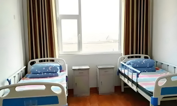 姜文被困在一个什么东西里